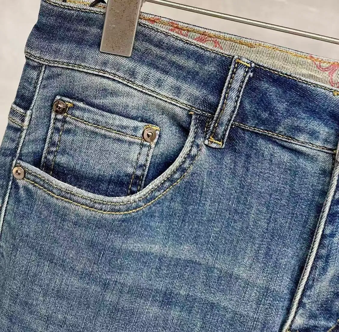Valentino launches new men's casual jeans for spring and summer 2026! Heavy duty washed jeans! Customized fabrics are softer and more comfortable than ordinary denim fabrics! Ultra-heavy industrial washing process and dual-process washing. The entire pair of pants has a comfortable hand feel, and the level of fineness and breathable effect are top-notch. All hardware brand logos are custom-made, and the materials are selected with the best attributes. A good pair of jeans, the focus is on the fabric! The elasticity of the fabric is very good and the comfort is great! The fabric density is very high! ! The imported texture is very powerful! The low-key design style is simple and elegant! 28-38 (no 37)